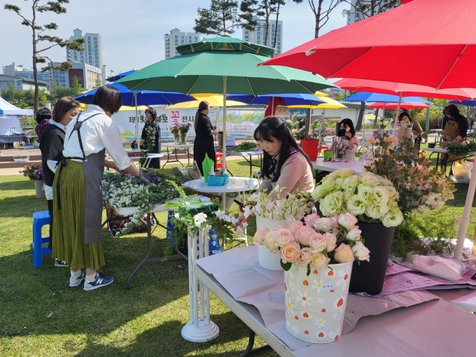 3일간 열린 ‘제15회 김포 꽃 전시회’에서 관계자들이 꽃을 단장하고 있다. (사진=김포시 제공)