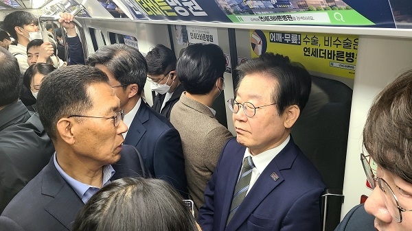 이재명 더불어민주당 대표와 김주영 국회의원이 지난달 25일 오전 김포골드라인에 탑승해 출근길 지옥절 실태 점검에 나서고 있다.(사진=김주영 국회의원실)