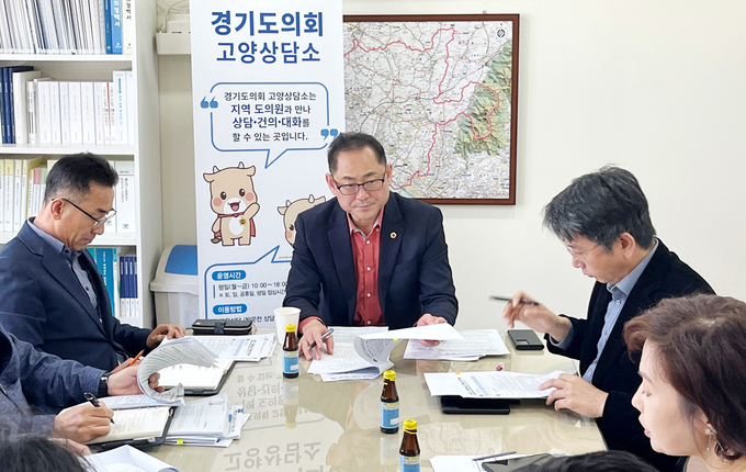 경기도의회 경제노동위원회 위원장인 김완규 의원(가운데)이 덕이지구 내 생활폐기물 자동집하시설 처리와 관련해 관계부서, 주민 등과 토론회를 진행하고 있다. (사진=경기도의회 제공)