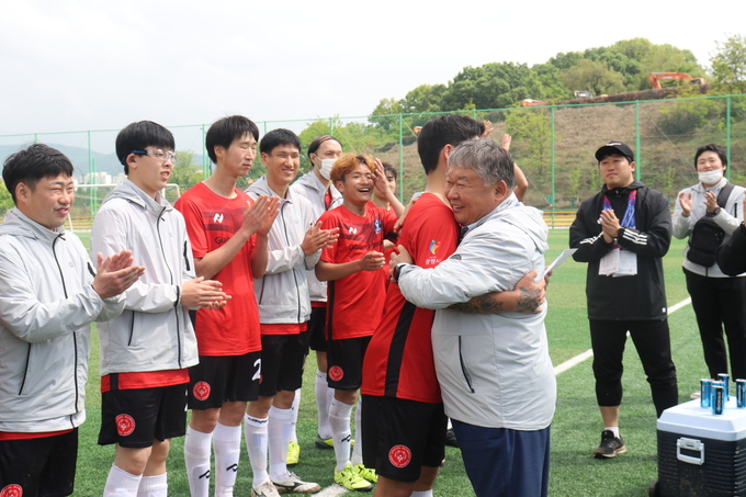 광명시장애인체육회 선수단은 성남시에서 열린 제13회 경기도장애인체육대회에서 축구대표팀 금메달을 비롯해 금 3개 은 4개 동 3개를 획득하는 성과를 거두었다.(사진=광명시 제공).