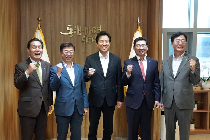 정명근 화성시장( 사진 오른쪽 )이 지난 1일 광역교통문제 해결을 위해 오세훈 서울시장을 만났다. 이자리엔 이재준 수원시장, 신상진 성남시장, 이상일 용인시장이 함께 했다.(사진제공/화성시)