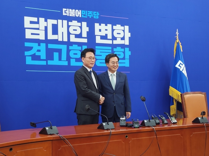 김동연 경기도지사가 2일 국회에서 박광온 더불어민주당 신임 원내대표와 함께 기념사진을 찍고 있다. (사진=김한별 기자) 
