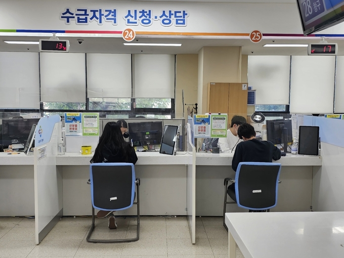 2일 오전 수원 고용복지플러스센터에서 시민들이 수급자격 신청서를 작성하고 있다. (사진=고륜형 기자)