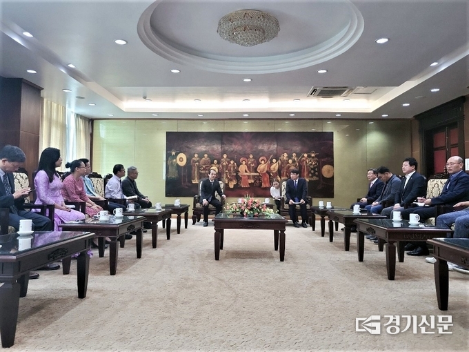 남양주시 이석범 부시장(사진 중앙 오른쪽) 등 민관 합동교류단이 베트남 보레넛 후에시장(사진 중앙 왼쪽)을 방문해 환담을 나누고 있다.(사진=남양주시 제공)