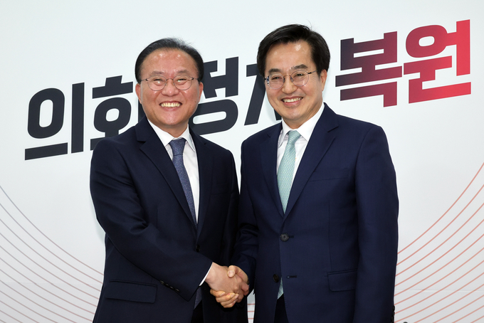 김동연 경기도지사(오른쪽)와 윤재옥 국민의힘 원내대표(왼쪽)가 2일 국회에서 만나 기념사진을 찍고 있다. (사진=연합뉴스)