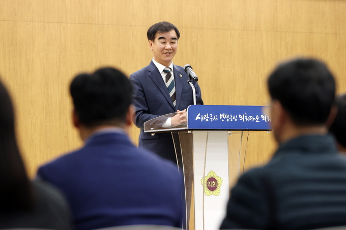 염종현 경기도의회 의장은 2일 열린 5월 월례조회에서 정책지원관 임용을 앞두고 기존 직원과 신규 직원 간의 협력을 당부했다. (사진=경기도의회 제공)