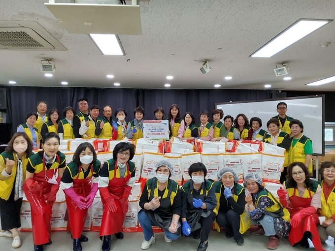 2일 수원시 우만종합사회복지관에서 우체국FC봉사단 관계자들이 기념 촬영을 하고 있다. (사진=경인지방우정청 제공)