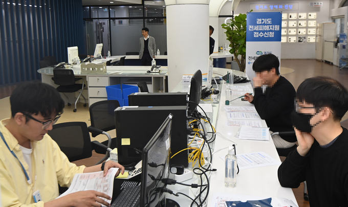 경기도는 전세사기 피해자 지원 강화를 위해 2일 ‘경기도 전세피해지원센터’를 정식 개소했다. 사진은 전세사기 피해자가 상담을 진행하고 있는 모습. (사진=노경신 기자) 