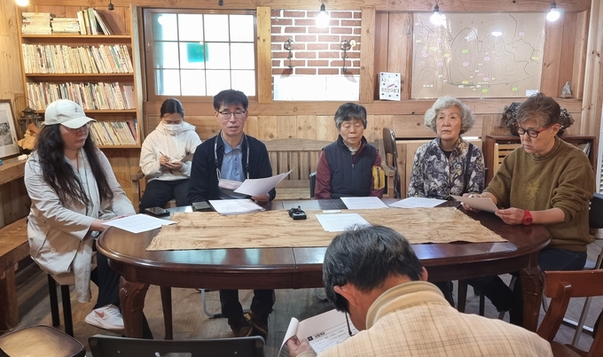 2일 오전 배다리위원회와 배다리책방연합은 기자회견을 열었다. ( 사진 = 김민지 기자 )