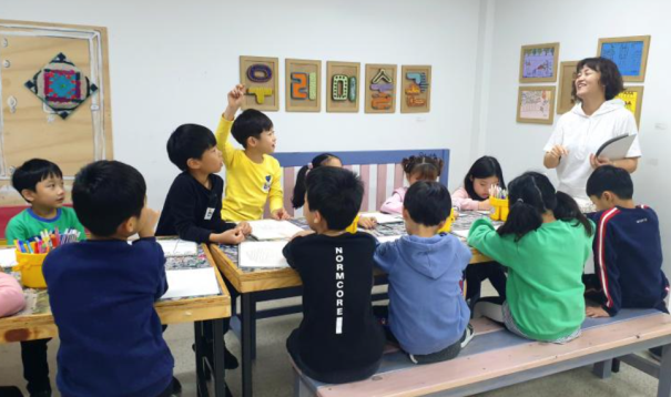 초등학생들이 2019년 우리미술관에서 열린 문화예술프로그램에 참여하고 있다. ( 사진 = 인천문화재단 제공 )