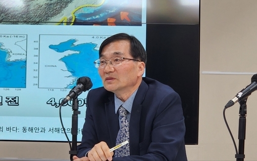 김용구 더좋은경제 사회적협동조합 이사장이 지난 2일 인천 주안영상미디어센터에서 북 콘서트에 참여해 이야기를 하고 있다. ( 사진 = 조경욱 기자 )