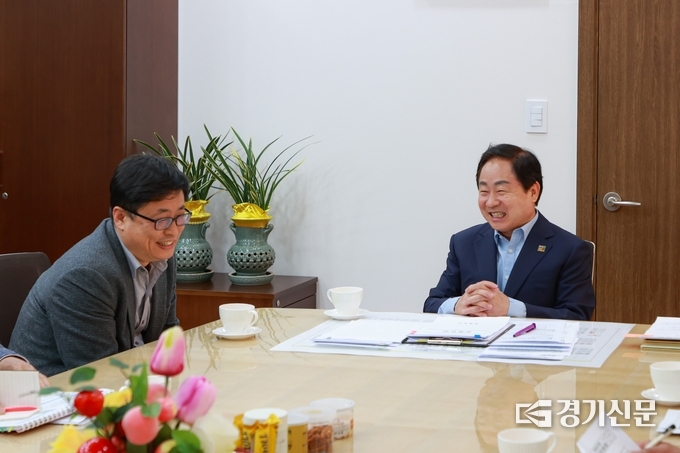 주광덕 남양주시장(사진 오른쪽)은 국토교통부 박재순 공공주택 추진단장(사진 왼쪽)과 LH 주요 관계자와 만나 국토교통부 원희룡 장관에게 요청한 ‘성공적 3기 신도시 및 슈퍼성장 남양주’를 조성 등 현안의 신속한 해결을 위해 논의 했다