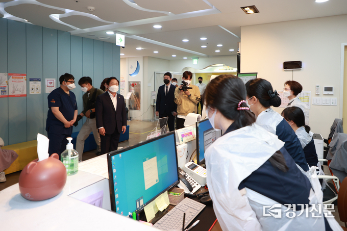 주광덕 남양주시장은 3일 남양주시의 유일한 달빛어린이병원인 아이맘어린이병원을 방문해 의료진과 직원들을 격려하고 있다. (사진=남양주시 제공)