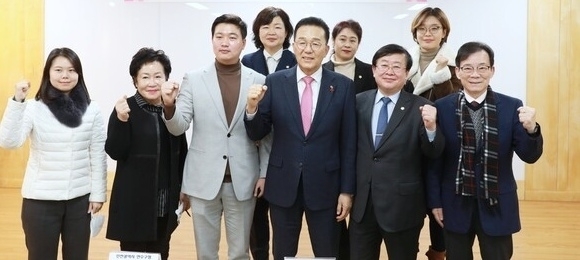 이재호 연수구청장과 민주당‧국민의힘 소속 구의원들 모습. ( 사진 = 연수구의회 제공 )