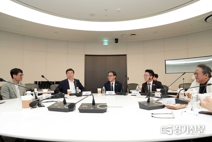 신상진 시장과 프레드 정 룰러턴시장 등이 카카오와 공동으로 협력 방안에 대해 이야기를 나누고 있다. (사진=성남시 제공)