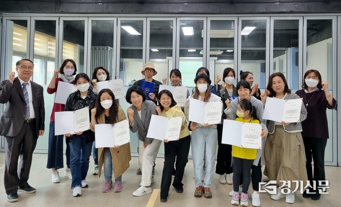 생태놀이 역량강화연수에 참여한 수료생들이 수료식 후 기념촬영을 하고 있다. (사진=성남교육지원청 제공)