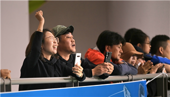 5일 오전 펜싱대회 관중석에서 학부모가 손을 들며 아들을 응원하고 있다. (사진=노경신 기자)