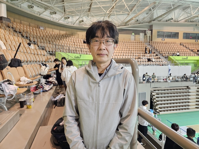 5일 화성종합경기타운 실내체육관에서 열린 '2023 화성시 전국생활체육 펜싱대회' 최고령 참가자 오오츠카 카즈히사씨가 기념사진을 찍고 있다. (사진=고륜형 기자)