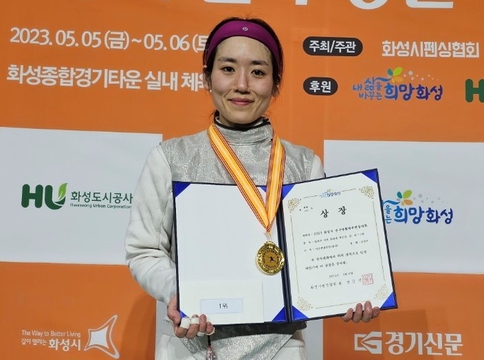 5일 화성종합경기타운 실내체육관에서 열린 '2023 화성시 전국생활체육 펜싱대회' 둘째 날 여자 일반부 플러레에서 우승한 신동미(이글펜싱클럽)이 기념사진을 찍고 있다. (사진=고륜형 기자)