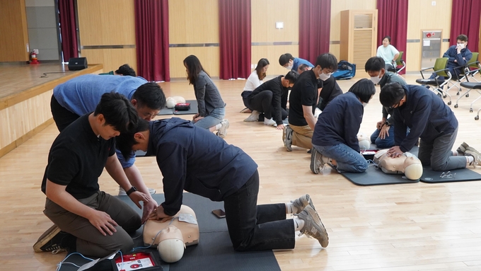 군포 도시공사와 보건소가 안전점검의 날을 맞아 심페소생술및 자동심장충격기 교육을 실시하고 있다.