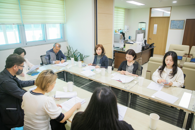 지난 3일 김경희 화성시의회 의장이 새솔초등학교를 찾아 배식 봉사를 하고 새솔초등학교장, 새솔동학부모연합협의회 등 10명이 참석해 과밀학급 문제에 대해 논의하는 모습(사진제공/화성시의회)