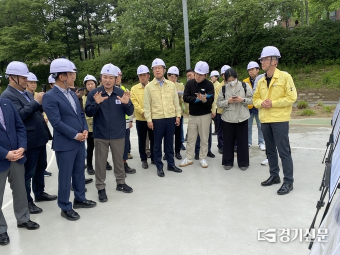 7일 원희룡 국토부 장관이 분당 정자교 인근에서 이진찬 성남부시장으로 부터 보수공사 현황 등에 대해 보고를 받고 있다. (사진= 경기신문 독자 제공)