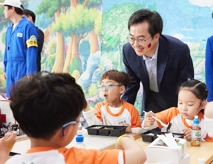  4일 오후 도담소에서 열린 어린이날 기념 초청 행사에서 김동연 경기도지사가 어린이들과 만남을 가지고 있다. (사진=경기도 제공)