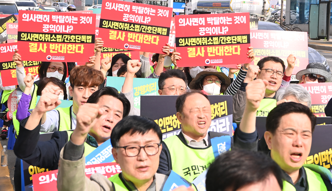 3일 수원시 팔달구 더불어민주당 경기도당 앞에서 경기도의사회 회원들이 간호법 제정안의 국회 본회의 통과에 반발하며 구호를 외치고 있다. (사진=노경신 기자)