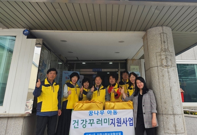 군포시 산본동 지역사회 보장 협의체는 어린이날을 앞두고 취약계층 어린이 30가구에 과일 꾸러미를 전달했다. 사진 = 군포시 제공