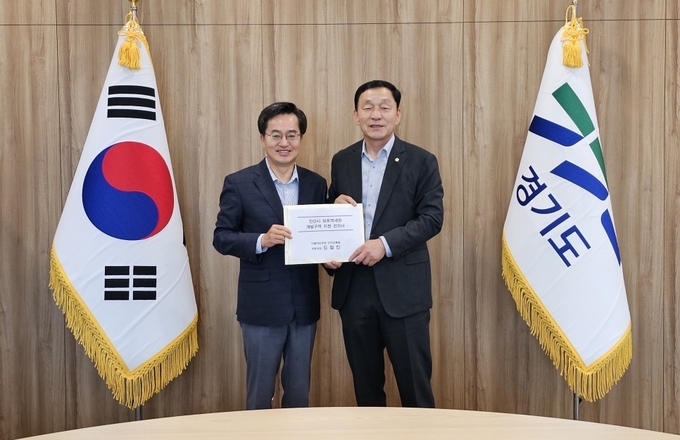 김철민 국회의원(민주·안산상록을, 오른쪽)은 지난 4일 경기도청에서 김동연 경기도지사(왼쪽)를 만나 성포역세권 개발지구 지정을 요청했다. (사진=김철민 의원실 제공)