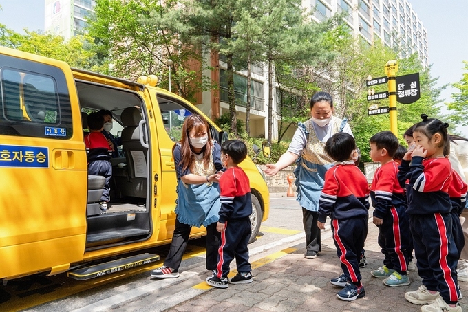 SK가스가 설치한 안심정류장에서 아이들이 통학 차량에 탑승하고 있다. (사진=SK가스 제공)