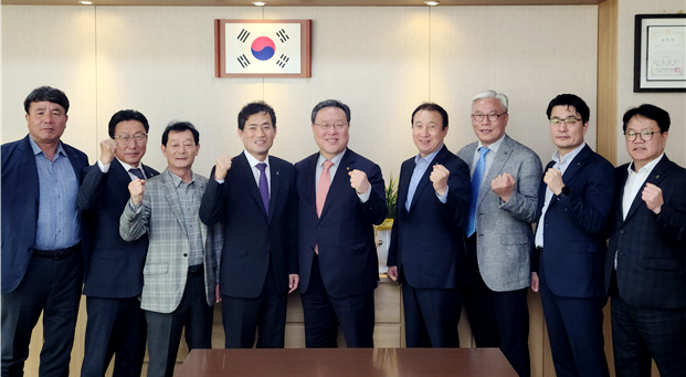 이성수 대한전문건설협회 경기도회장(왼쪽 네번째)이 시석중 경기신용보증재단 이사장(왼쪽 다섯번째)과 간담회를 갖고 중소전문건설업체에 대한 지원 확대를 요청했다. 이에 시 이사장은 중소건설업체의 든든한 버팀목이 되겠다고 약속했다. (사진= 대한전문건설협회 경기도회 제공)