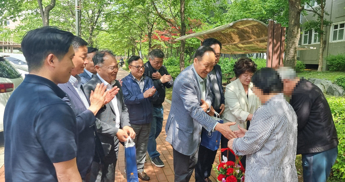 이재성 파주서장과 안보자문협의회 회원들이 고령 발북민 가정을 찾아 위문품을 전달하고 있다