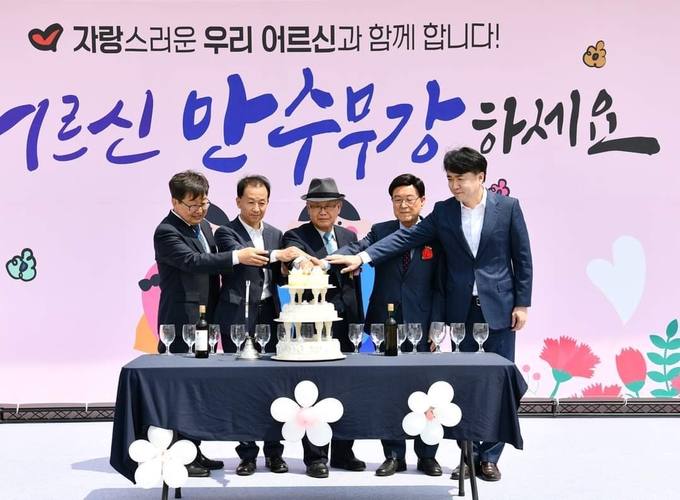 지난 4일 매탄2동 어르신孝경로잔치가 열렸다. (사진=수원시 매탄 2동 제공)