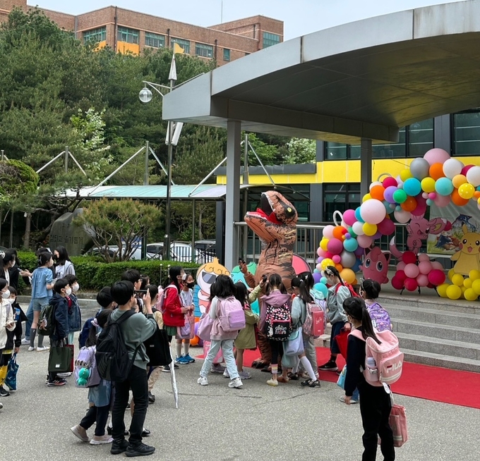 풍천초등학교가 지난 3~4일 이틀에 걸쳐 전교생(1200여명)을 대상으로 어린이날 기념행사를 진행했다.(사진=풍천초등학교 제공)