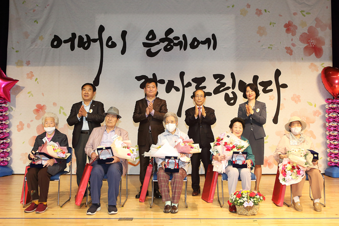 지난 8일 오전 인천 남동구청 대강당에서 열린 ‘제51회 어버이날’ 행사에 효행상 수상자 5명과 박종효 구청장, 오용환 남동구의회 의장 등이 기념촬영을 하고 있다. ( 사진 = 남동구 제공 )