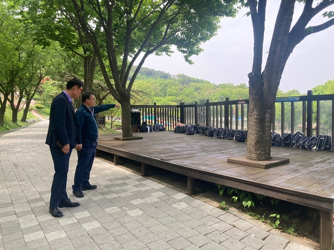 김포시청 신승호 환경녹지국장이 문수산성 문화재 학생들 현장 학습을 앞 두고 안전을 점검하고 있다. (사진=김포시청제공)