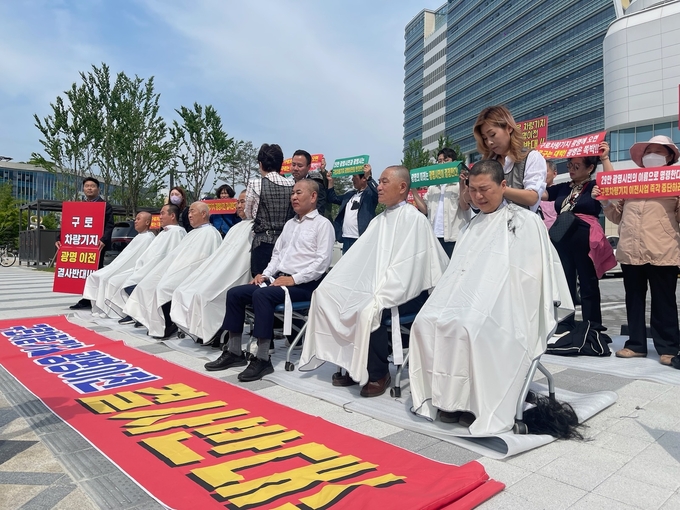 구로차량기지 광명 이전 반대 공동대책위원회’ 이승호 공동대책위원장과 비상대책위원 등 7명은 지난 8일 오후 세종시 기획재정부 청사 앞에서 ‘구로차량기지 광명 이전 백지화 염원 삭발식’을 거행했다.(사진=광명시 제공).