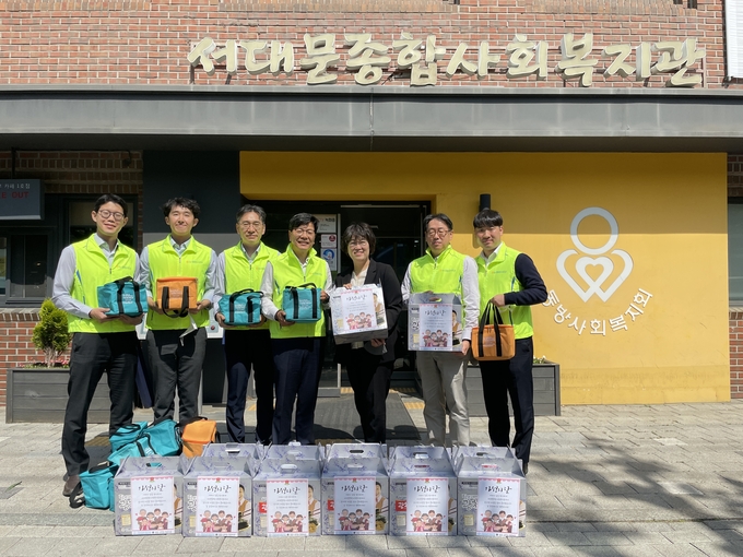강신노 농협은행 리스크관리부문 부행장(왼쪽 4번째)과 직원들이 서대문 관내 어르신들을 위한 '사랑의 도시락 배달' 봉사활동을 하고 있다. (사진=NH농협은행 제공)
