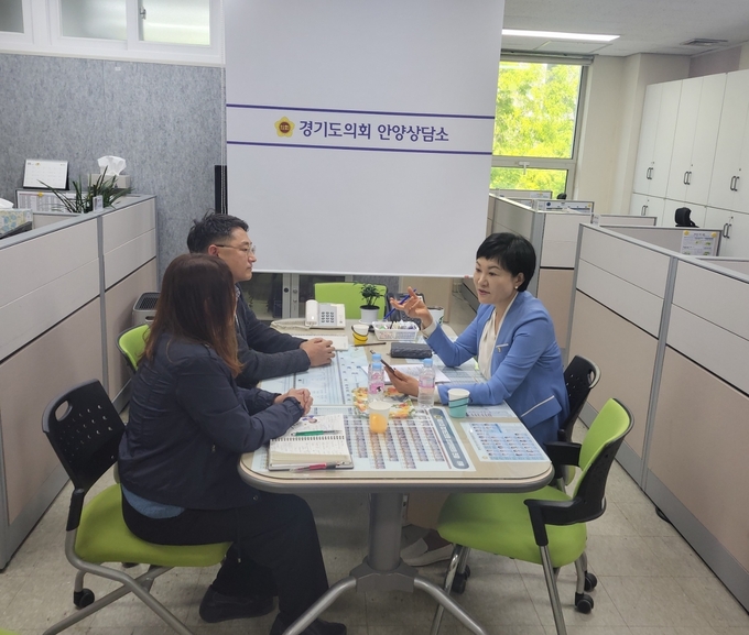 이채명 의원(민주·안양6)은 8일 도의회상담소에서 사회적 기업 대표와 ‘디지털 문해력 조례개정’ 관련 정담회를 가졌다. (사진=경기도의회 제공)