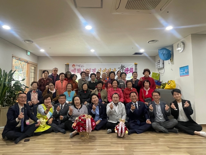 시흥시 매화동 경로당은 지난 8일 어버이날을 맞아 40여 명의 어르신들을 위한 감사의 마음을 전달하는 행사를 마련했다.(사진=시흥시 제공).