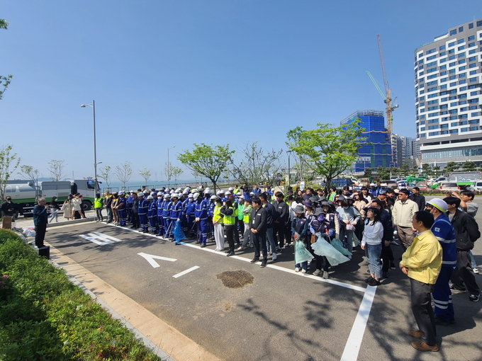 시흥시가 지난 9일 K-골든코스트의 대표적 거점인 웨이브파크 일원에서 지역주민들과 함께하는 ‘새봄맞이 일제 대청소’를 전개했다.(사진=시흥시 제공).