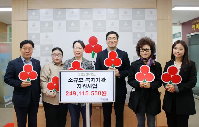 지난 4일 열린 전달식에서 왼쪽부터 박용훈 인천공동모금회 사무처장, 김예진 가정성폭력통합상담소 실장, 이은경 드림지역아동센터 센터장, 오창석 어울림 원장, 김기호 소망의집 원장, 최유미 인천공동모금회 배분사업팀장이 기념촬영을 하고 있다. ( 사진 = 인천공동모금회 제공 )