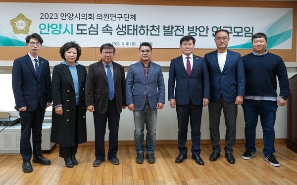 이재현 대표의원(가운데)과 참여 의원 등이 지난 3월 시의회에서 첫 모임을 마친 뒤 기념사진을 찍고 있다.(사진=안양시의회 제공)