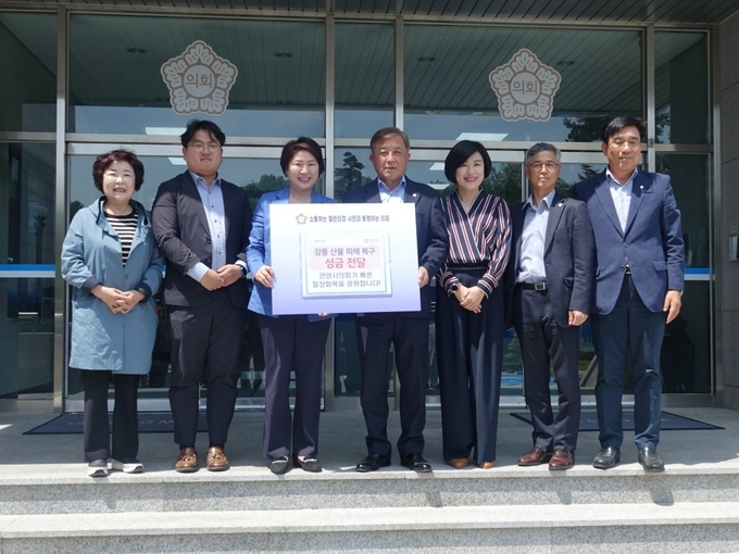 최병일 인앙시의회의장(왼쪽 세번째)이 10일 강릉시의회를 방문해 김기영 의장(네번째)에게 성금을 기탁한 뒤 기념사진을 찍고 있다.(사진=안양시의회 제공)