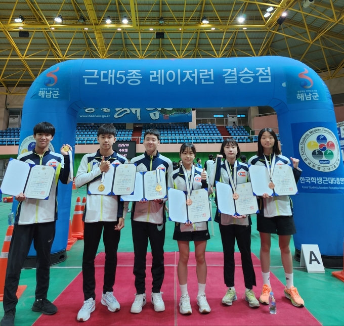 10일 전남 해남 우슬체육관에서 열린 ‘제25회 한국학생연맹근대5종연맹 회장배 전국근대5종경기대회’ 남·녀중등부 릴레이 결승에서 각각 금메달과 동메달을 획득한 경기체중 선수단이 기념사진을 찍고 있다. (사진=경기체육중학교 제공)