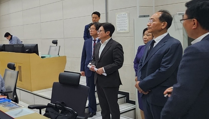 이성해 국토교통부 대도시권광역교통위원회 위원장과 김병수 김포시장이 김포골드라인 차량기지 현장에서 대화를 나누고 있다. (사진=김포시 제공)