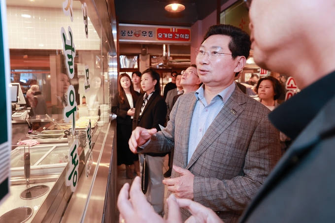 이상일 용인시장이 ‘예산상설시장’을 방문해 현장의 목소리를 들었다. (사진=용인시 제공)