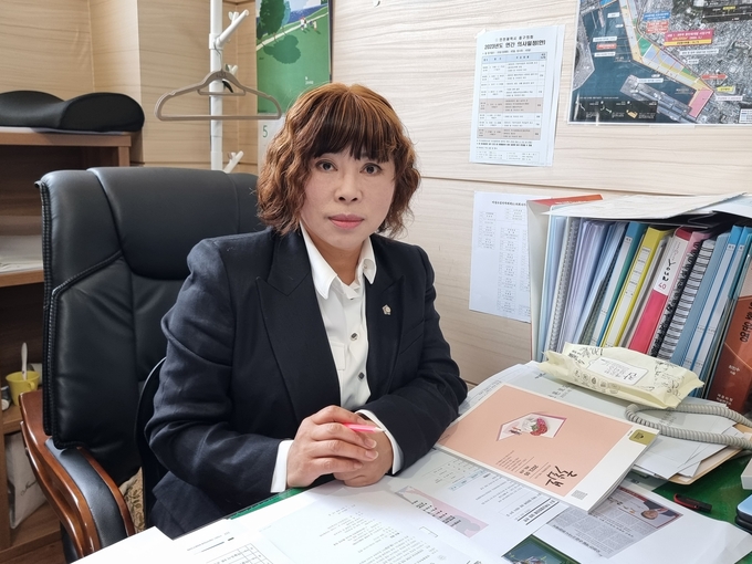 윤효화 중구의원이 경기신문과 인터뷰하고 있다. ( 사진 = 김민지 기자 )