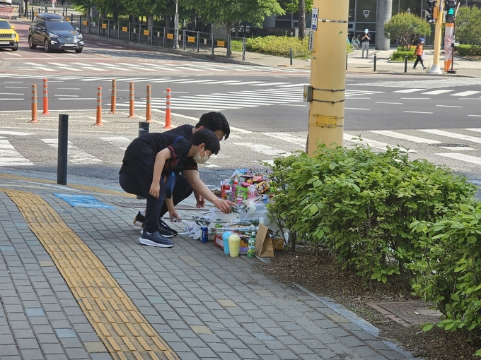 아이들이 전날 숨진 초등학생을 추모하고 있다. (사진=고륜형 기자)